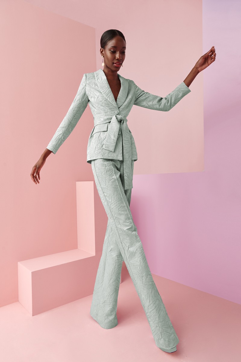 trajes-de-chaqueta-y-pantalon-mujer-para-bodas-418lts.jpg