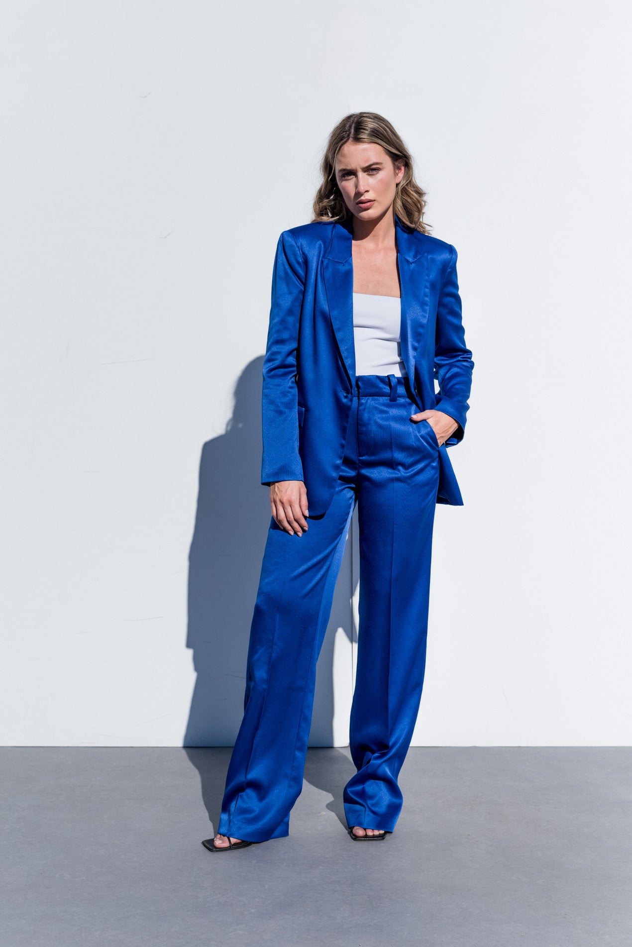 trajes-de-chaqueta-y-pantalon-mujer-para-bodas-564nsx.jpg